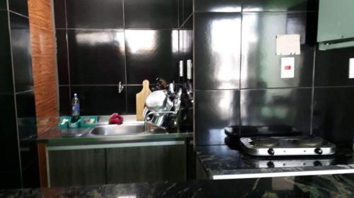 a kitchen with a sink and a counter top at Apartamento Edificio Ajuricaba in Manaus