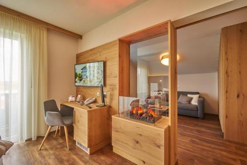 Телевизор и/или развлекательный центр в Wellnesshotel Zum Koch