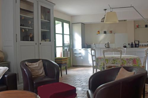 ユゼスにあるMaison de charme Uzès, parking privéのリビングルーム(テーブル、椅子付)、キッチン