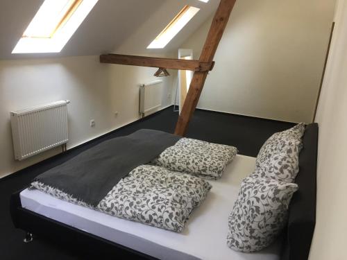 Bett in einem Zimmer mit zwei Kissen darauf in der Unterkunft Haus Grotheer in Beverstedt