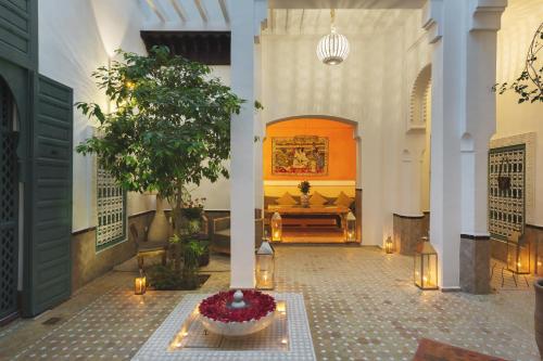 un hall avec une table au milieu d'un bâtiment dans l'établissement Riad Swaka, à Marrakech