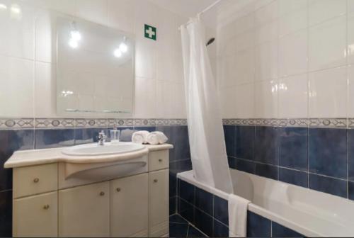 Ένα μπάνιο στο Albufeira Centrally Located Apartment with Pool View