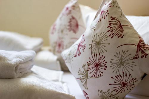una cama con dos almohadas encima en Ferienwohnung Roschitz, en Schruns