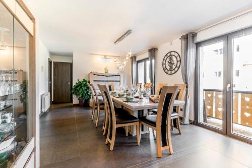 une salle à manger avec une table et des chaises dans l'établissement Les Edelweiss Mont-Blanc - Gîte Classé 3 Etoiles, à Passy