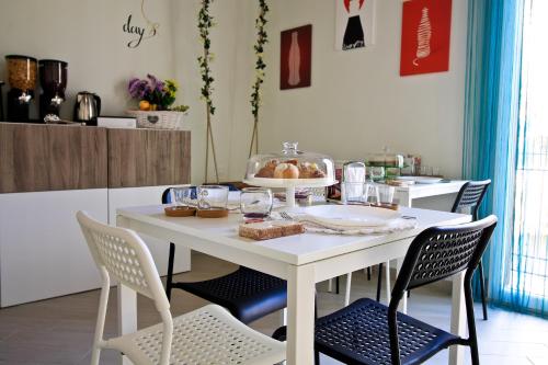a white table and chairs in a kitchen at centruMaqueda in Palermo