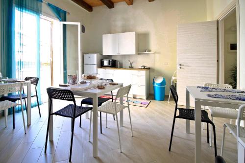 Una cocina y un comedor con mesa y sillas. en centruMaqueda, en Palermo