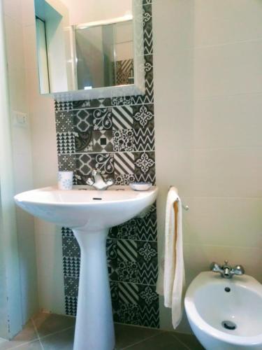 a bathroom with a sink and a mirror at Nunziata in Mineo