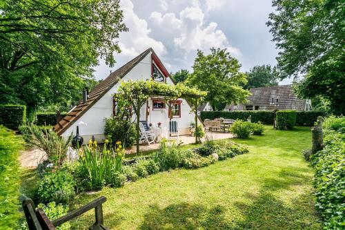 a cottage with a garden in front of it at Julia's Holiday Home in Simpelveld
