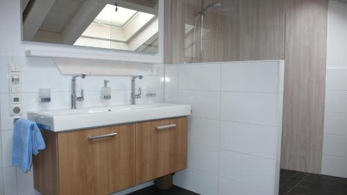 y baño con lavabo y espejo. en Apartment Partenkirchen, en Garmisch-Partenkirchen