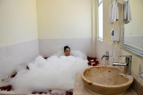 a man is in a bath room engulfed in smoke at Hotel Señorial Tlaxcala in Tlaxcala de Xicohténcatl