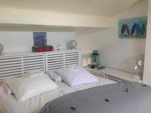 アンデルノ・レ・バンにあるresidence neptune beachのベッドルーム1室(白い枕2つ付)