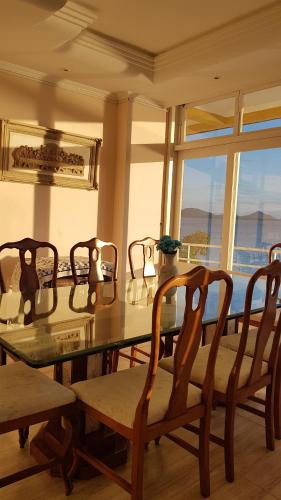 a dining room with a table and chairs and a window at Pousada Pedra das Tartarugas in São Francisco do Sul