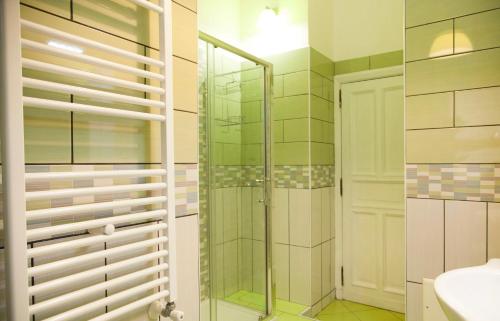 y baño con ducha y lavamanos. en Maman Suite, city center near Molo Beverello, en Nápoles