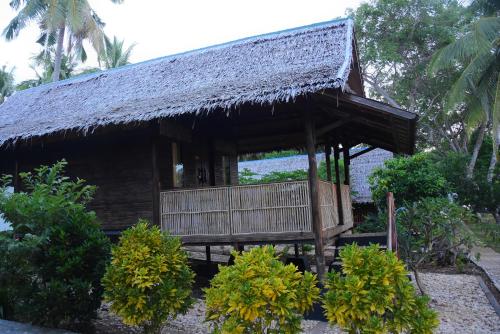 a small house with a thatched roof at Sunari Beach Resort 2 in Selayar