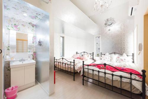 Кровать или кровати в номере Papillon Paradis Nishi-Shinjuku