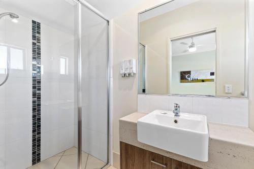 biała łazienka z umywalką i prysznicem w obiekcie Blackwater Central Motel w mieście Blackwater