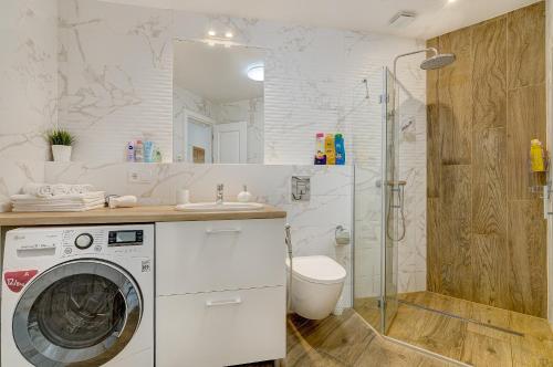La salle de bains est pourvue d'un lave-linge et d'une douche. dans l'établissement HaPPy InnSide, Free Parking, Self check-in 7x24h, AC, à Vilnius