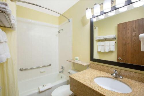 Un baño de AmericInn by Wyndham Council Bluffs