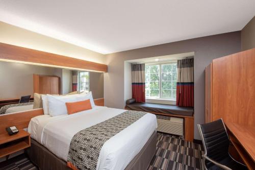 Una cama o camas en una habitación de Microtel Inn & Suites by Wyndham Springfield