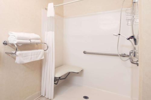 Ένα μπάνιο στο Howard Johnson by Wyndham Oacoma Hotel & Suites