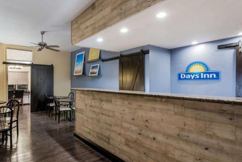 Un certificado, premio, letrero u otro documento en Days Inn & Suites by Wyndham Lodi