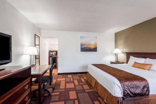 Una cama o camas en una habitación de Days Inn & Suites by Wyndham Lodi