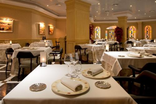 a dining room with tables with white table cloth at Hotel IPV Palace & Spa - Adults Recommended in Fuengirola