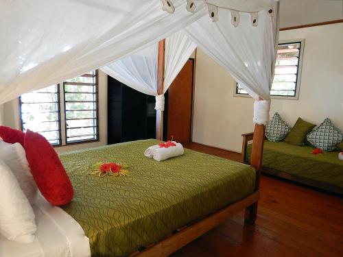 Maqai Beach Eco Resort tesisinde bir odada yatak veya yataklar