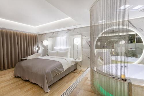 a bedroom with a large bed and a bath tub at Chao Motel in Taoyuan