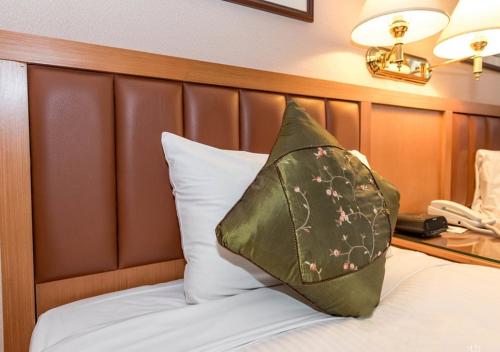 Кровать или кровати в номере First Hotel