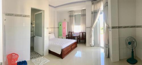 una camera con letto e una camera con tavolo di NGỌC QUÝ Mini House a Quy Nhon