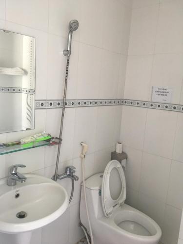a small bathroom with a sink and a toilet at NGỌC QUÝ Mini House in Quy Nhon