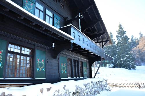 a building in the snow with a snow covered at Apartman Forstamt Glatzen Kladska in Mariánské Lázně
