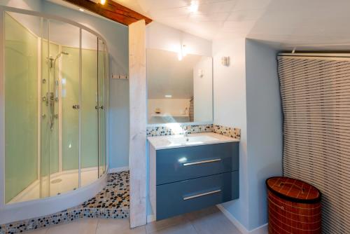 La salle de bains est pourvue d'un lavabo bleu et d'une douche. dans l'établissement Le Toulousain by Cocoonr, à Toulouse