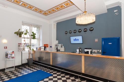 a coffee shop with a counter in a room at a&o Leipzig Hauptbahnhof in Leipzig