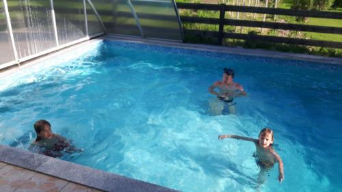 três pessoas estão nadando em uma piscina em Borovansky mlyn em Borovany