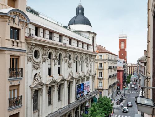 Una vista de una calle de la ciudad con edificios. en Catalonia Puerta del Sol, en Madrid