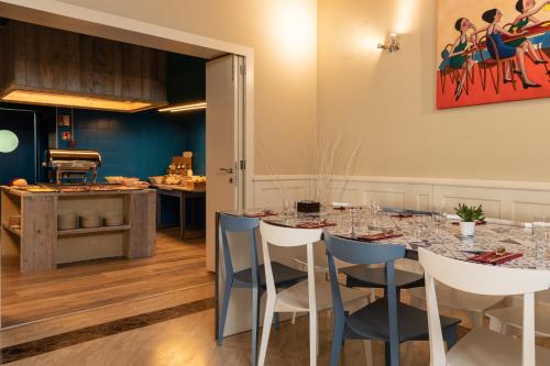 a dining room with a table and chairs and a kitchen at Allegroitalia San Gallo Firenze in Florence