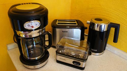 eine Kaffeemaschine und einen Mixer auf der Theke in der Unterkunft Bergisches Cottage Solingen - Tiny House mit Garten in Solingen