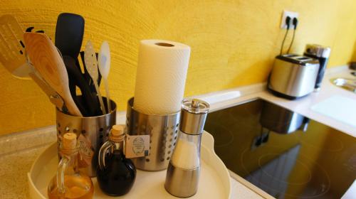 eine Küchentheke mit einer Arbeitsplatte mit Utensilien in der Unterkunft Bergisches Cottage Solingen - Tiny House mit Garten in Solingen