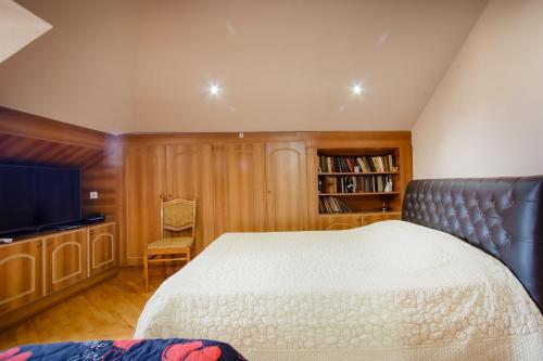 Guest House Eka & Gio tesisinde bir odada yatak veya yataklar