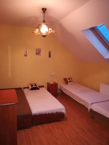 Posteľ alebo postele v izbe v ubytovaní ChalupaBara