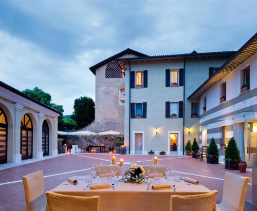 a table in the courtyard of a building at Borgo Santa Giulia in Corte Franca