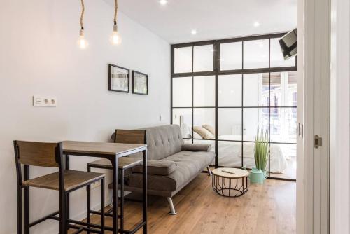 sala de estar con sofá y mesa en Modern Apartment in Toledo Street by Batuecas, en Madrid