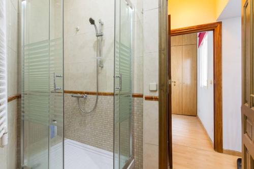 prysznic ze szklanymi drzwiami w łazience w obiekcie Cozy Apartment in Plaza Mayor Square by Batuecas w Madrycie