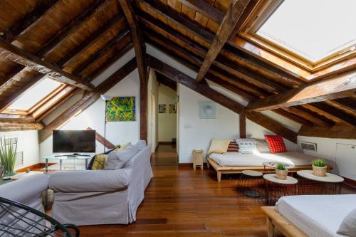 Rustic 5 Bedroom Atic, La Latina (Centre Madrid)