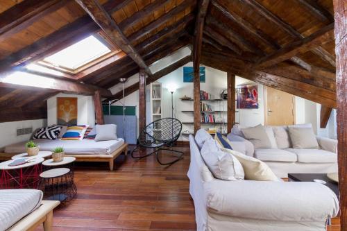 Rustic 5 Bedroom Atic, La Latina (Centre Madrid)