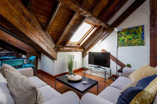 Rustic 5 Bedroom Atic, La Latina (Centre Madrid)