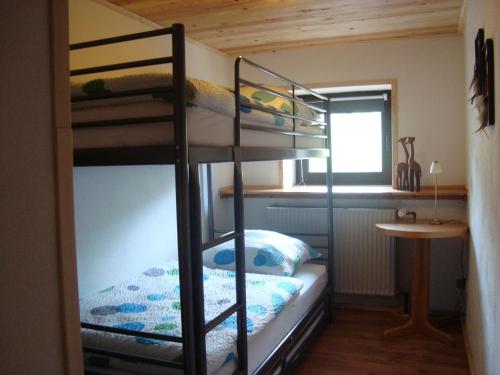 een kamer met 2 stapelbedden en een tafel bij Apartment Mühlenberg in Winterberg