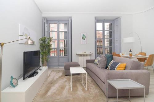Bright Apartment in La Latina by Batuecas